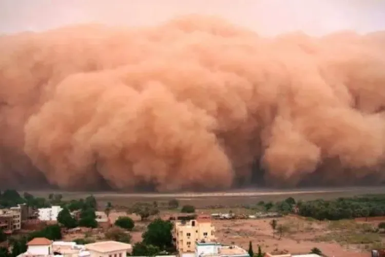 Un val de praf saharian ajunge deasupra României. Pot apărea probleme respiratorii, avertizează medicii