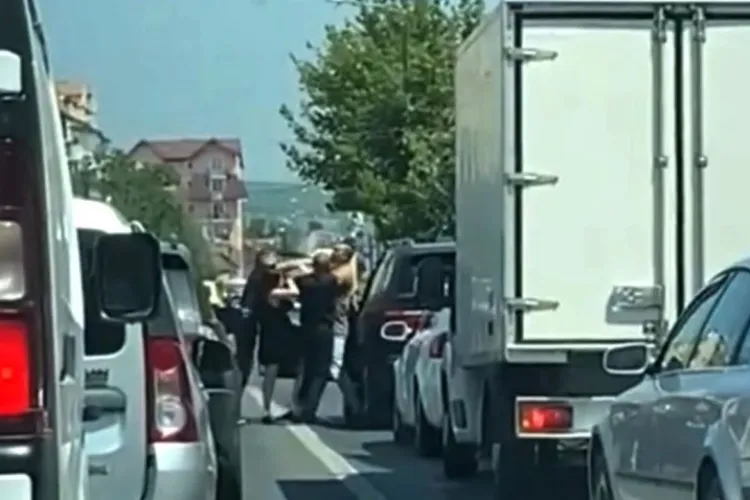 Șofer de BMW, bătut de doi bărbați la un semafor, până când semaforul s-a făcut verde - VIDEO