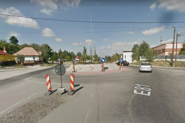 Sensul giratoriu din Feleacu este o bătaie de joc: Nu încap nici două mașini. Să-l termine oricum, că de 5 ani tot lucrează   