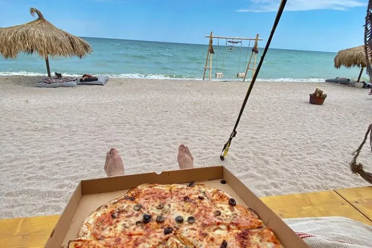 Cât costă o pizza la Mamaia. Șezlongul e 60 de lei