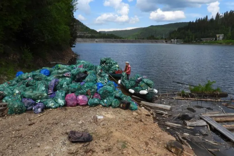 Asta făcea duminică dimineața, pe lacul Beliș, nea Ilie, acuzat că folosește barca poluantă pe lac - FOTO   