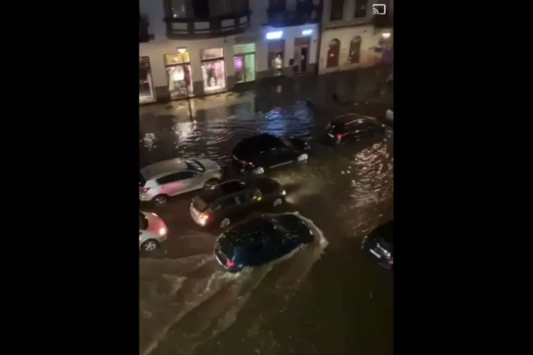 Centrul Clujului a fost inundat în urma furtunii de duminică seara! Pe Eroilor era Mica Veneție - VIDEO