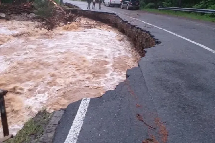 Drumurile rupte de inundațiile din Cluj, refăcute cu bani de la guvern   
