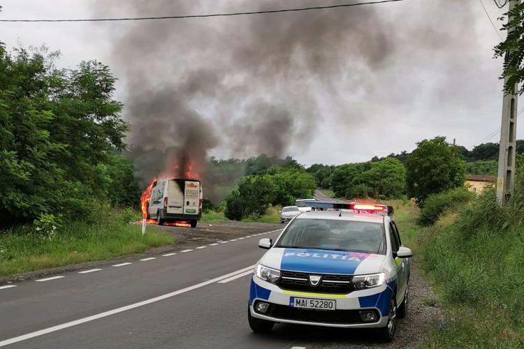 O dubă a luat foc pe Dealul din Corpadea - FOTO