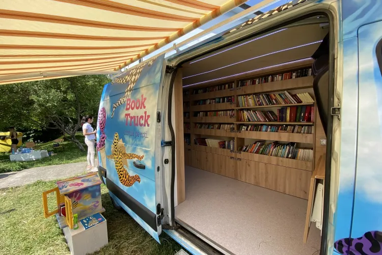 Peste 1.100 de cărți au fost colectate de BookTruck, biblioteca mobilă ce împrumută gratuit cărți în satele din Cluj  