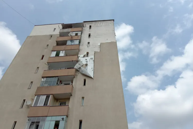 Cluj: Furtuna de duminică a rupt izolația exterioară a unui bloc de pe strada Donath - FOTO