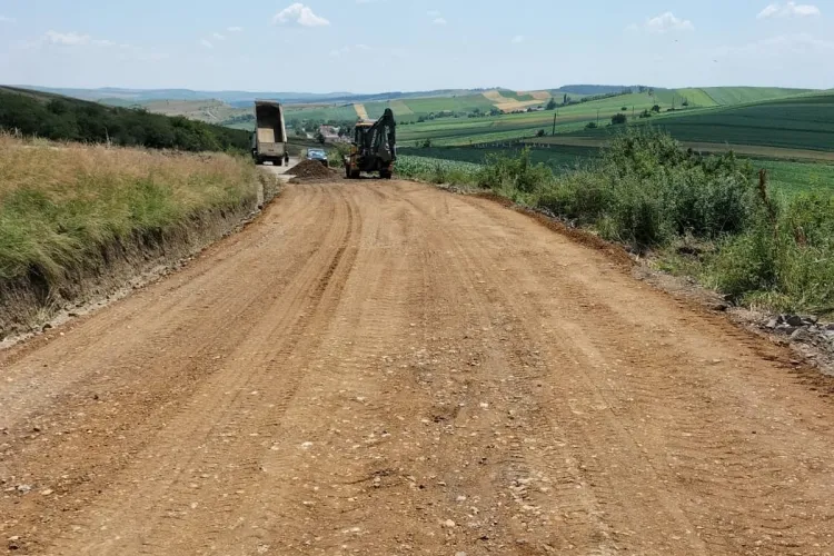 Pe drumul spre Salina Turda se fac lucrări de întreținere. Este vorba de tronsonul Ceanu Mare - Morțești - Ploscoș - FOTO