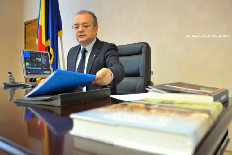 Boc spune că vijelia de duminica seara l-a prins la birou, la 22.20: Să nu se spună că numai cei din privat muncesc   