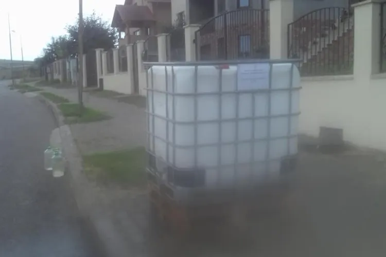 Compania de Apă Someș a amplasat bidoane de 1000 de litri pe străzi. Oamenii spun că e ca în Africa - FOTO