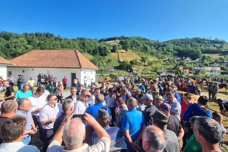 Ministrul Agriculturii a inaugurat punctul de achiziții bovine din orașul Câmpeni