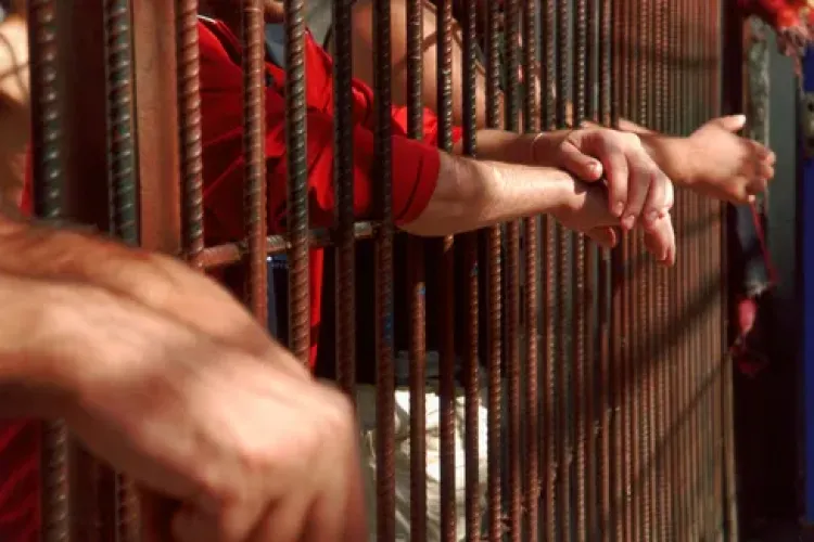 Zeci de persoane înșelate, prin metoda „Accidentul”, de deținuții din penitenciarele din România