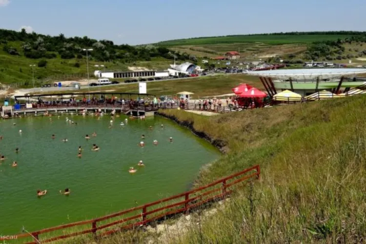 Apa de la Ștrandul Durgău a atins 30 de grade Celsius. E numai bună pentru bălăceală. Cât costă intrarea?