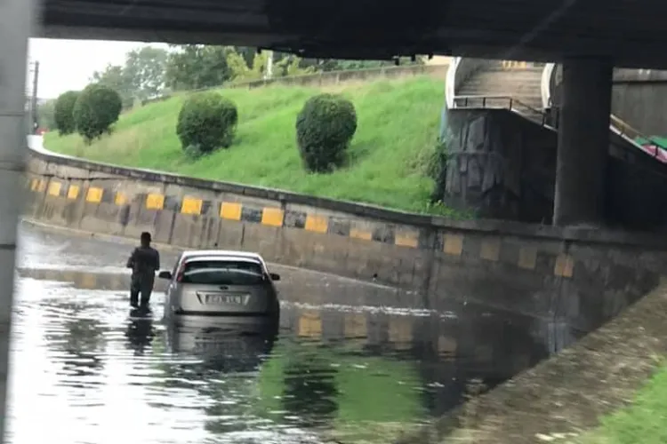Sofer eșuat în lacul de sub podul din Mărăști . La fiecare ploaie aceeași problemă- FOTO