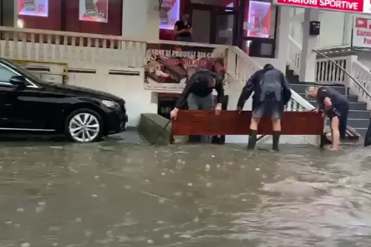 Furtuna a făcut ravagii în Dej. Pompierii intervin la 30 de construcții doborâte sau inundații  - VIDEO