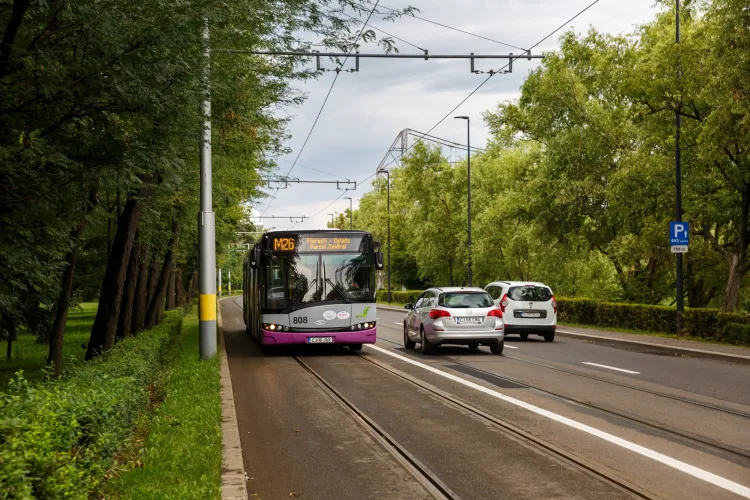 Cum se circulă din 2 august pe Splaiul Independenței. Pe un sens e bandă pentru tramvaie și autobuze
