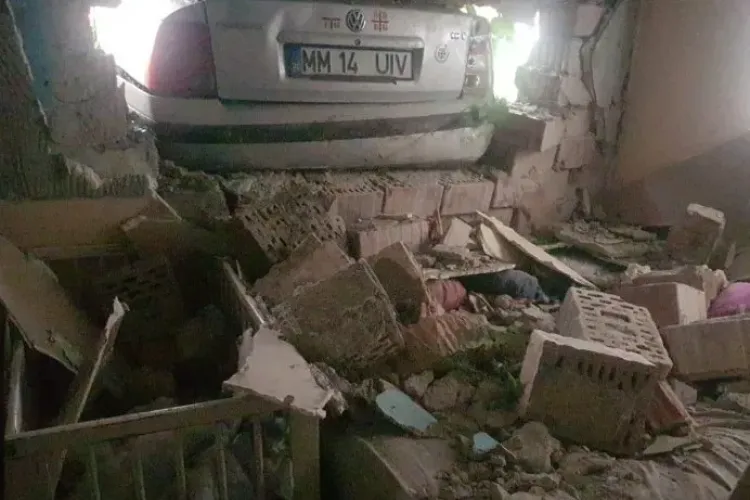 Două fetițe rănite, după ce o mașină condusă de un tânăr fără permis a intrat în zidul camerei unde acestea dormeau