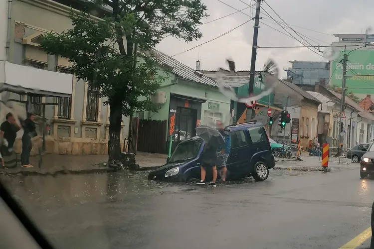 Un clujean a căzut cu mașina în ”gura de metrou”, în timpul furtunii - FOTO