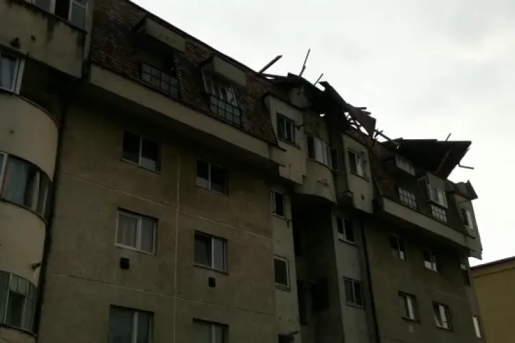 Efectele TAIFUNULUI din Dej. Acoperișurile au fost spulberate ca niște bucăți de carton - VIDEO