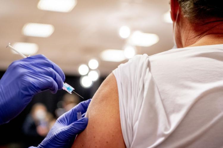 Un doctor susține că, speriați de varianta Delta, antivacciniștii merg pe ascuns în spitale să se imunizeze anti-COVID