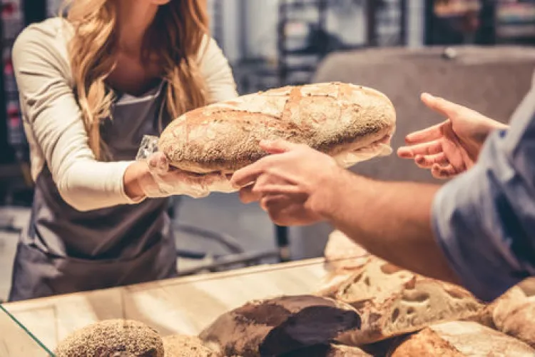 Pâinea se scumpeşte din nou, după ce calitatea grâului a fost afectată de ploi. Cîțu: Explozia prețurilor este un „fake news”