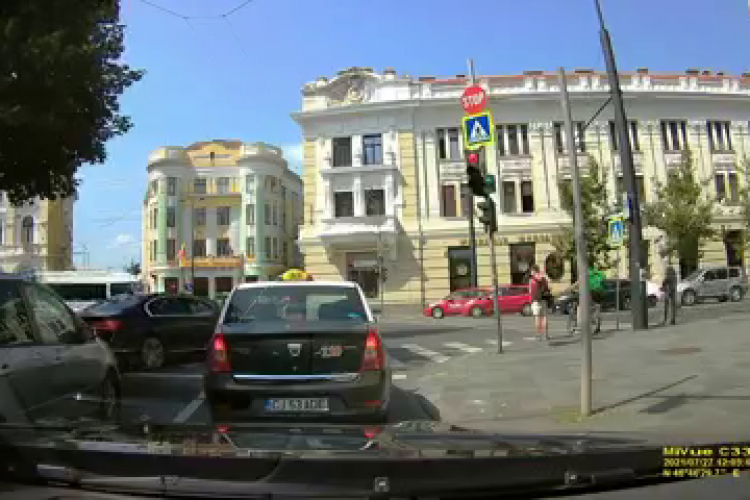 Cluj: Șmecher cu BMW pentru care nu există lege și nici semafoare - VIDEO