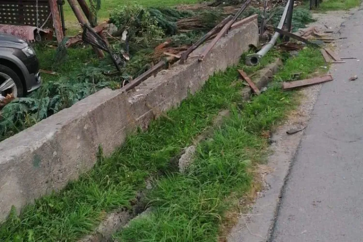 Un minor băut a dărâmat gardul unei case în miez de noapte şi a ajuns cu maşina, cu roţile în sus, în curtea unei familii - FOTO