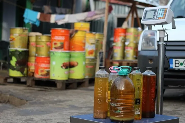 Românii aruncă uleiul folosit la chiuvetă, deși ar putea primi gratuit altul în loc. Cum trebuie să procedăm