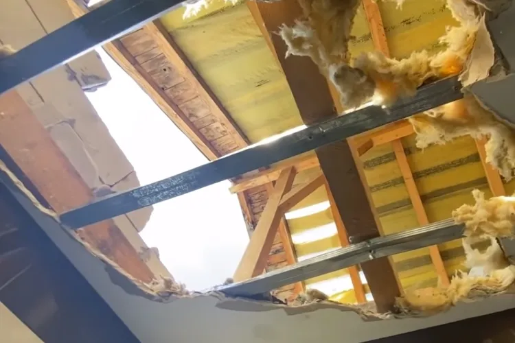 Cluj: Furtuna de duminică seara a distrus câteva apartamente. Lucrările sunt de mântuială - VIDEO