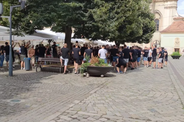 Suporterii U Cluj s-au adunat în Piața Muzeului! Doi ”feroviari” i-au provocat - FOTO