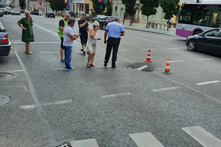 Cluj: S-a surpat asfaltul pe strada Memorandumului. Viarom a făcut lucrarea în 2015 - FOTO