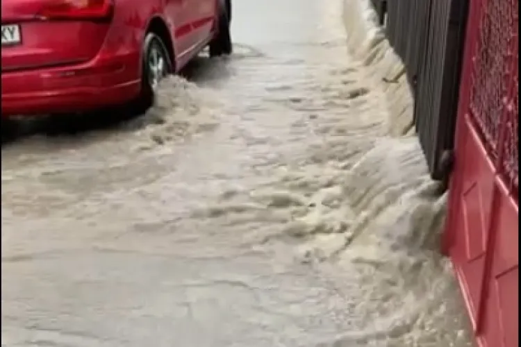 Cluj: Prăpăd pe strada Brașov, din Andrei Mureșanu, în urma furtunii - VIDEO