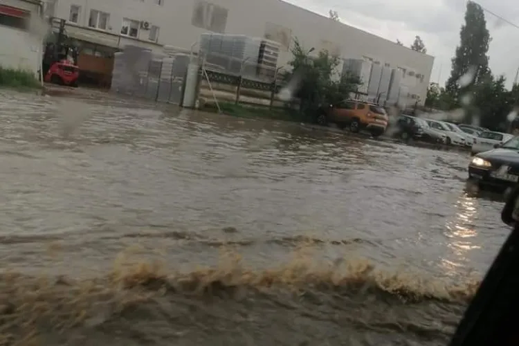 Inundație pe Bulevardul Muncii! Drumul a fost iarăși un lac - VIDEO