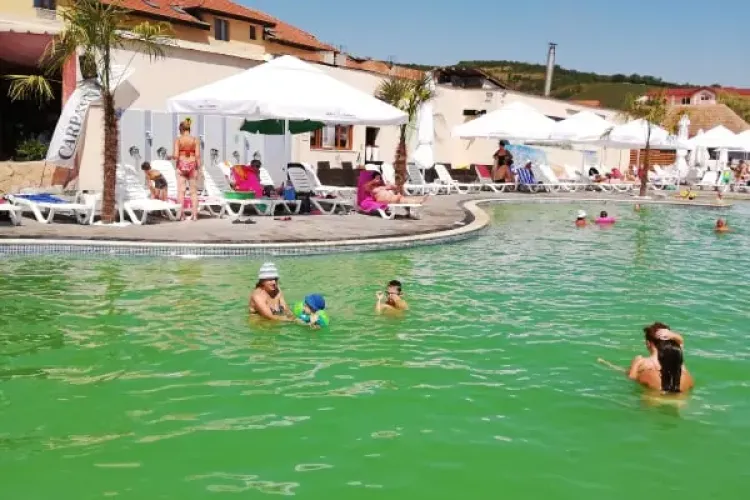 Apă verde ca în heleșteu la Salty Spa Cojocna. Clienților li se spune că e de la ploaie - FOTO   