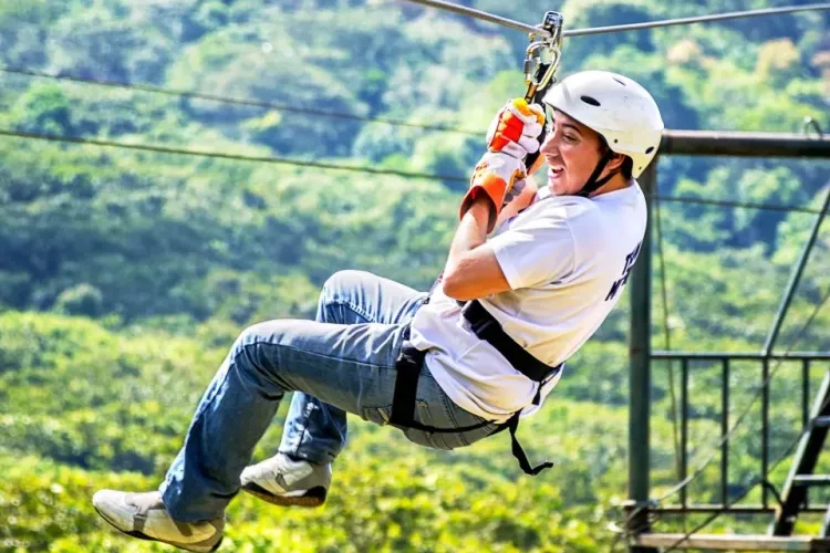 Tiroliană în Parcul Central și traseu boot camp, pentru toate vârstele de ziua Armatei a patra 