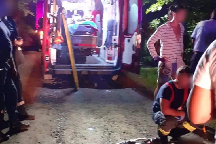 Mașină cu cinci oameni, răsturnată la Someșul Rece, într-o râpă adâncă - FOTO