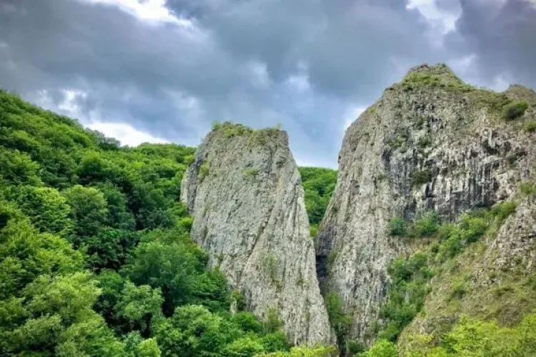 Traseu turistic spectaculos, accesibil pentru întreaga familie, la Băile Romane din Cheile Cetii