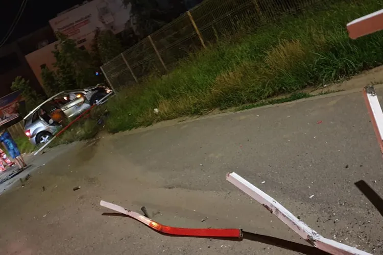 O mamă cu copii în mașină a rupt parapetul de la VIVO! O bară metalică a străpuns mașina ca un cuțit - FOTO