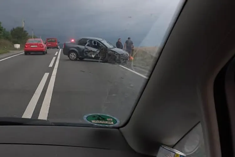 Accident între Gilău și Căpușu Mare. S-a aglomerat din cauza celor care opreau să vadă ce s-a întâmplat - FOTO