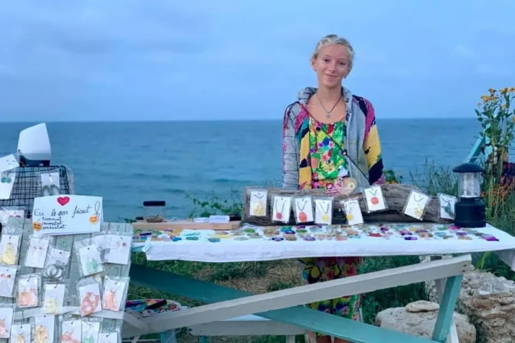 Fetița din Vama Veche care vinde amintiri de-o vară, pentru a-și salva cățelul - FOTO   