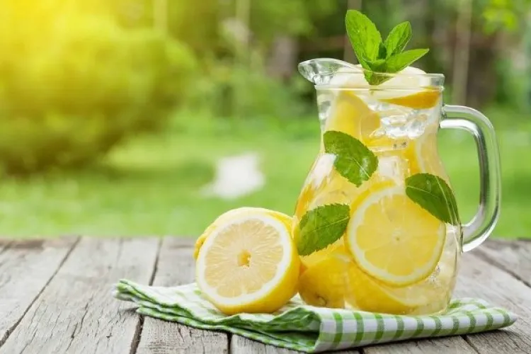 Limonadă cu mentă, făcută în casă, delicioasă și răcoritoare. Cea mai simplă rețetă pentru a obține o băutură ideală pentru vară