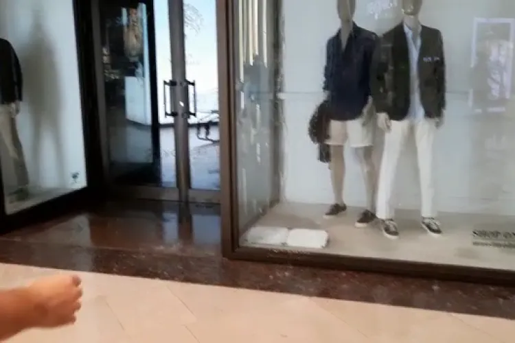 Iulius Mall Cluj, inundat de ciclonul de luni. A plouat în magazine - VIDEO