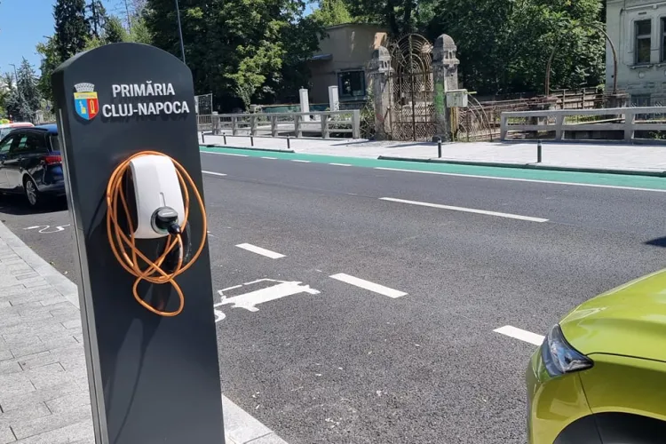 Cele 20 de stații de încărcare a mașinilor electrice de pe Cardinal Iuliu Hossu nu funcționează - FOTO