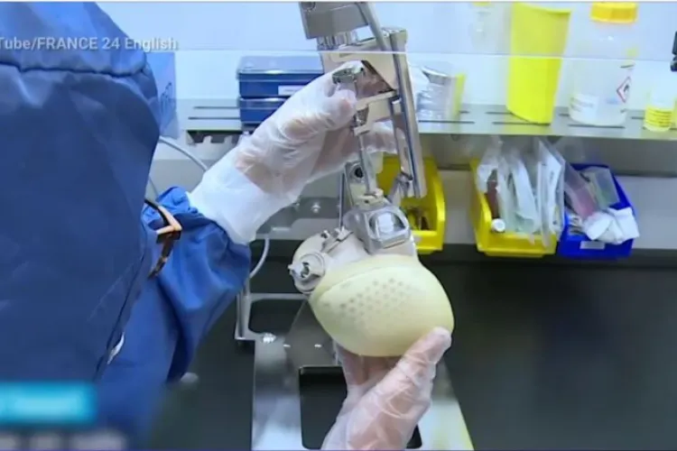  A fost realizată prima inimă artificială. Cântărește aproape 1 kg și a salvat viața unui bărbat de 39 de ani 