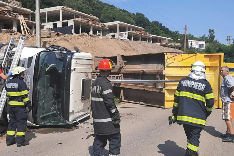 Autobasculantă răsturnată în satul Popești (Baciu), lângă un șantier de vile - FOTO   