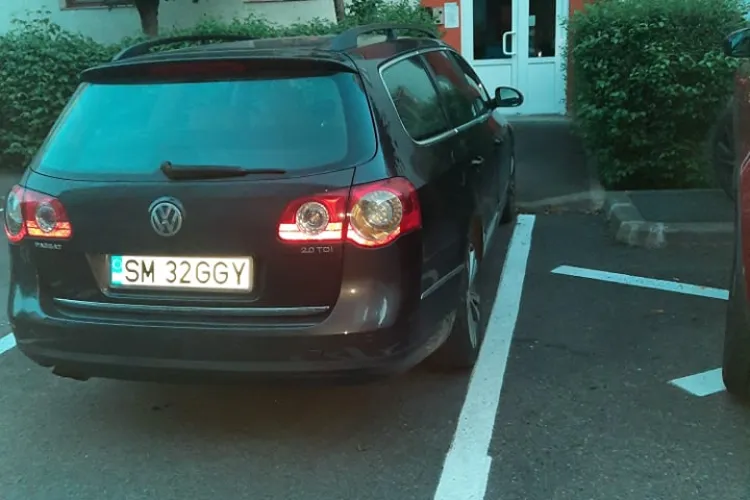 Pe Aleea Brateș, din Mănăștur, s-au trasat parcări și la intrarea în bloc - FOTO   