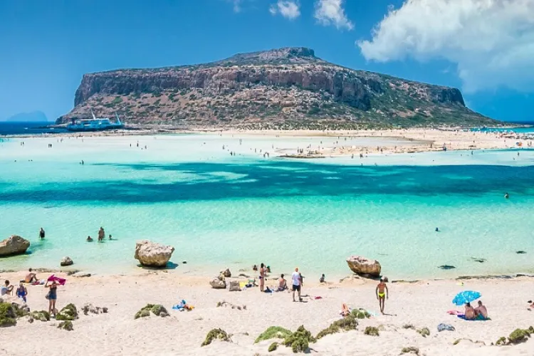 Grecia impune carantină pe două insule pline de turiști români