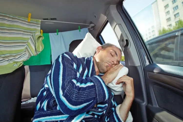 Turiştii se ”cazează” în maşină sau pe jos, în Mamaia, pentru a nu plăti cazarea - VIDEO