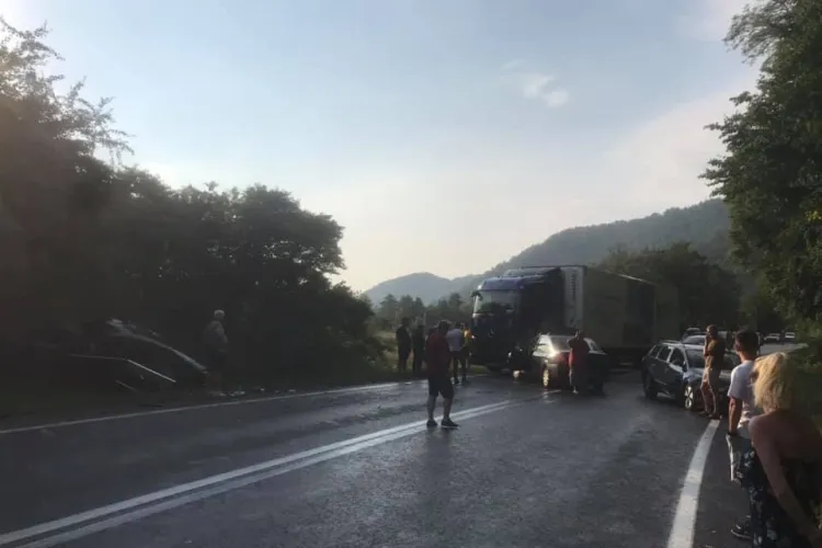 Accident grav de circulație pe drumul Cluj - Oradea, la Poieni. Sunt implicate 3 autoturisme și un TIR - FOTO