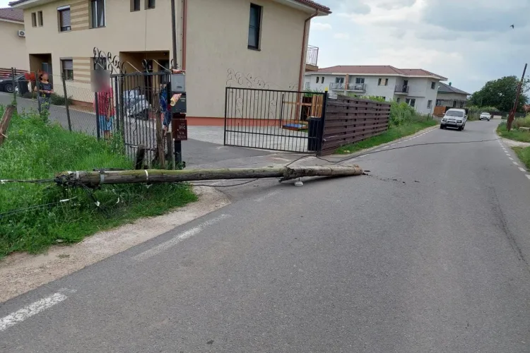 Un stâlp a fost doborât de furtună, în Florești - FOTO