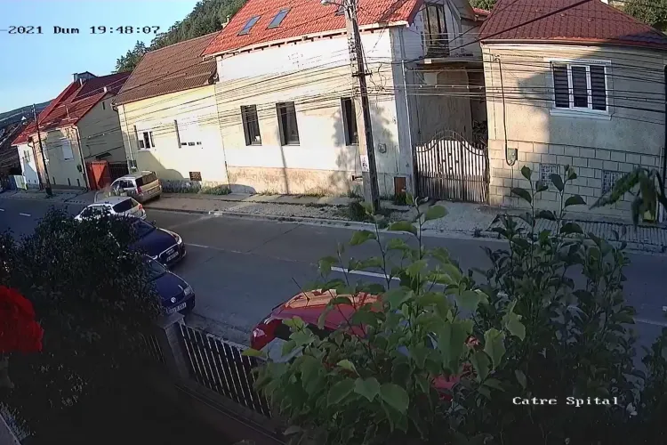 Micuț Smart, făcut PRAF într-un accident pe strada Florilor, din Dej. Totul a fost susprins de camerele de supraveghere - VIDEO